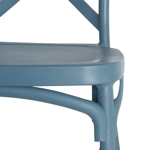 Detalle de la unión entre asiento y respaldo de la silla azul