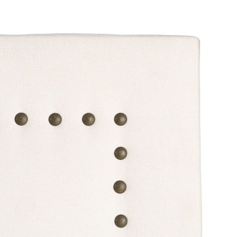 Cabecero crema con tachuelas, detalle de las tachuelas