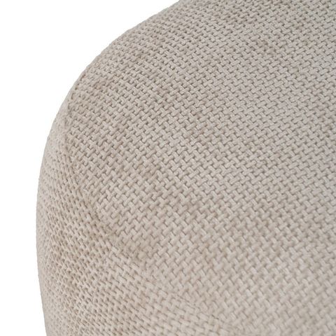 Detalle del tapizado sobre el borde del puf beige