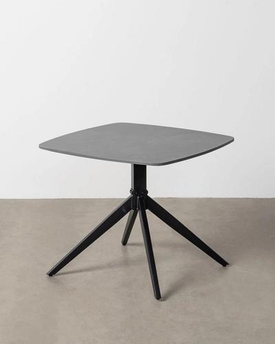 Mesa de centro negra de piedra sinterizada