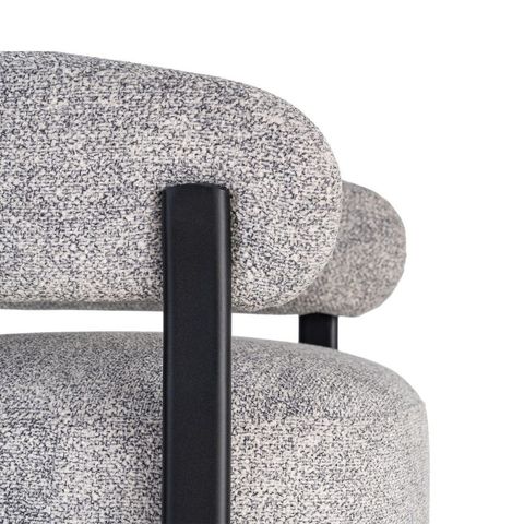 Detalle del brazo y el apoyo de hierro del sillón gris