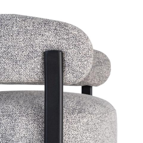 Detalle del brazo y el apoyo de hierro del sillón gris