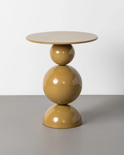 Mesa de centro mostaza con base de esferas
