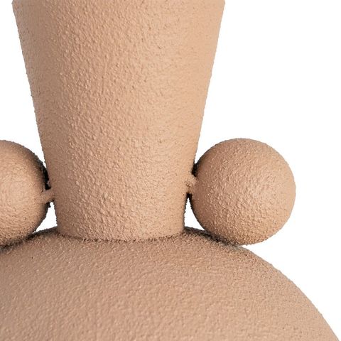 Detalle de la textura del hierro y las asas del jarrón