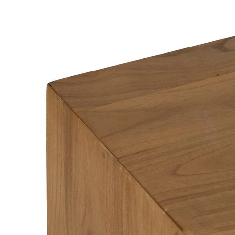 Aparador de mindi con cajones y puertas, detalle del acabado