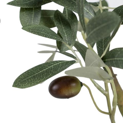 Detalle de las hojas y las aceitunas del olivo artificial