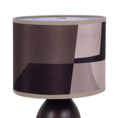 Lámpara de mesa marrón con pantalla geométrica — detalle