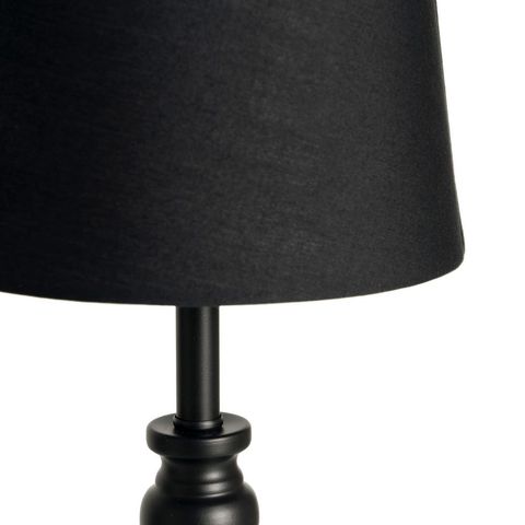 Lámpara de mesa negra de metal — detalle