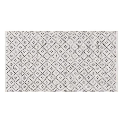Alfombra blanca y gris con dibujo de rombos