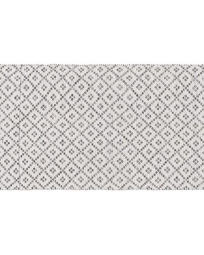 Alfombra blanca y gris con dibujo de rombos