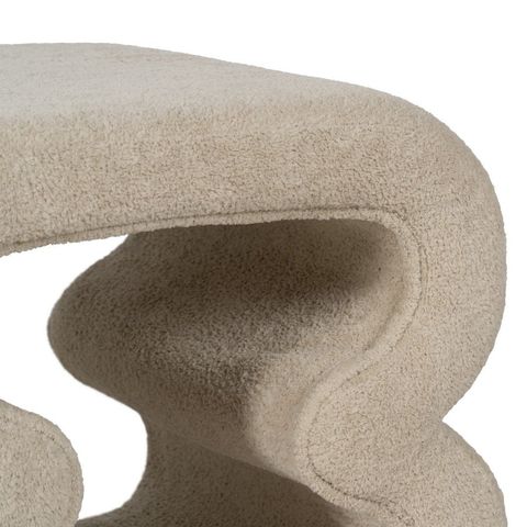 Detalle del hueco central ondulado del puf beige