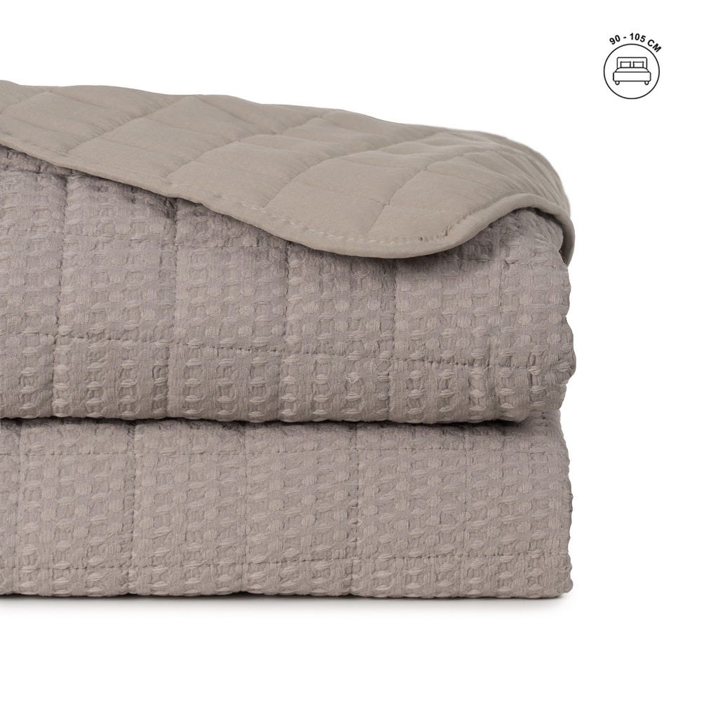 Colcha taupe con acolchado de cuadros — vista completa