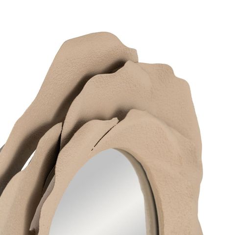 Detalle de las capas onduladas del marco beige