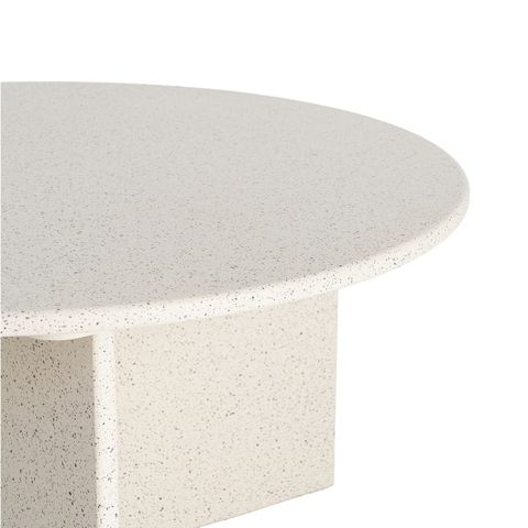 Mesa de centro blanca con base abierta, detalle de la base