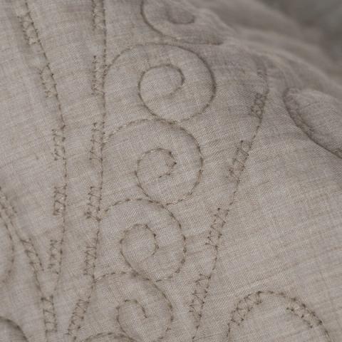 Colcha taupe de motivos ornamentales — detalle