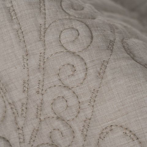 Colcha taupe de motivos ornamentales — detalle