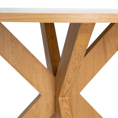 Mesa de comedor redonda con base cruzada, detalle de la base cruzada