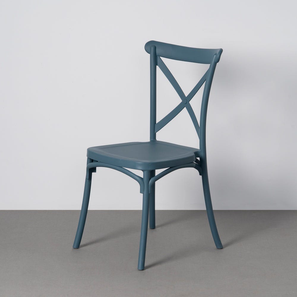 Silla apilable azul de respaldo cruzado