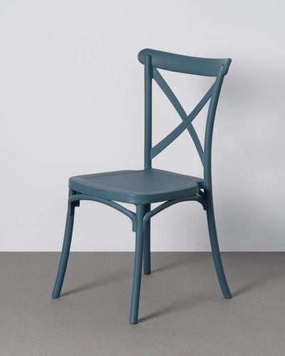 Silla apilable azul de respaldo cruzado
