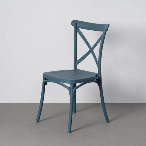 Silla apilable azul de respaldo cruzado