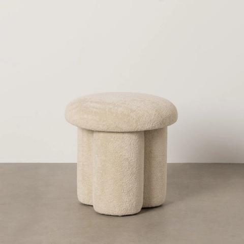 Puf beige de forma de seta