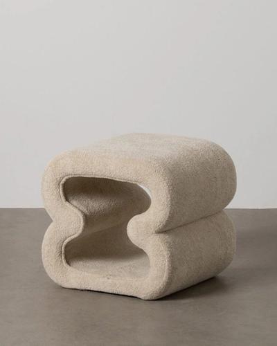 Puf beige de hueco ondulado