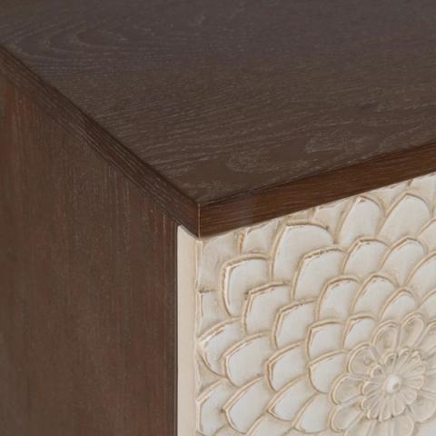 Aparador Manacor tallado en blanco y marrón, detalle del acabado