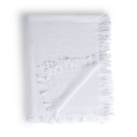 Detalle del borde con flecos de el plaid espiga blanco de algodón reciclado