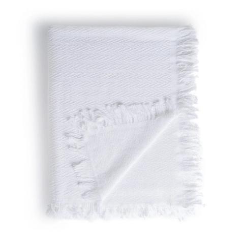 Detalle del borde con flecos de el plaid espiga blanco de algodón reciclado