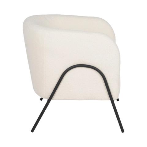 Vista lateral del soporte metálico curvo del sillón blanco
