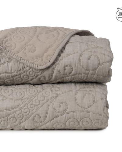 Colcha taupe de motivos ornamentales — vista completa