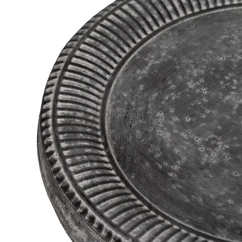 Mesa auxiliar gris con patas de volutas, detalle del tablero