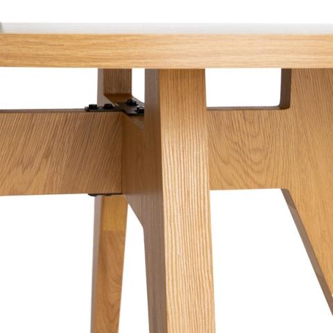 Mesa de comedor redonda con patas facetadas, detalle de las patas