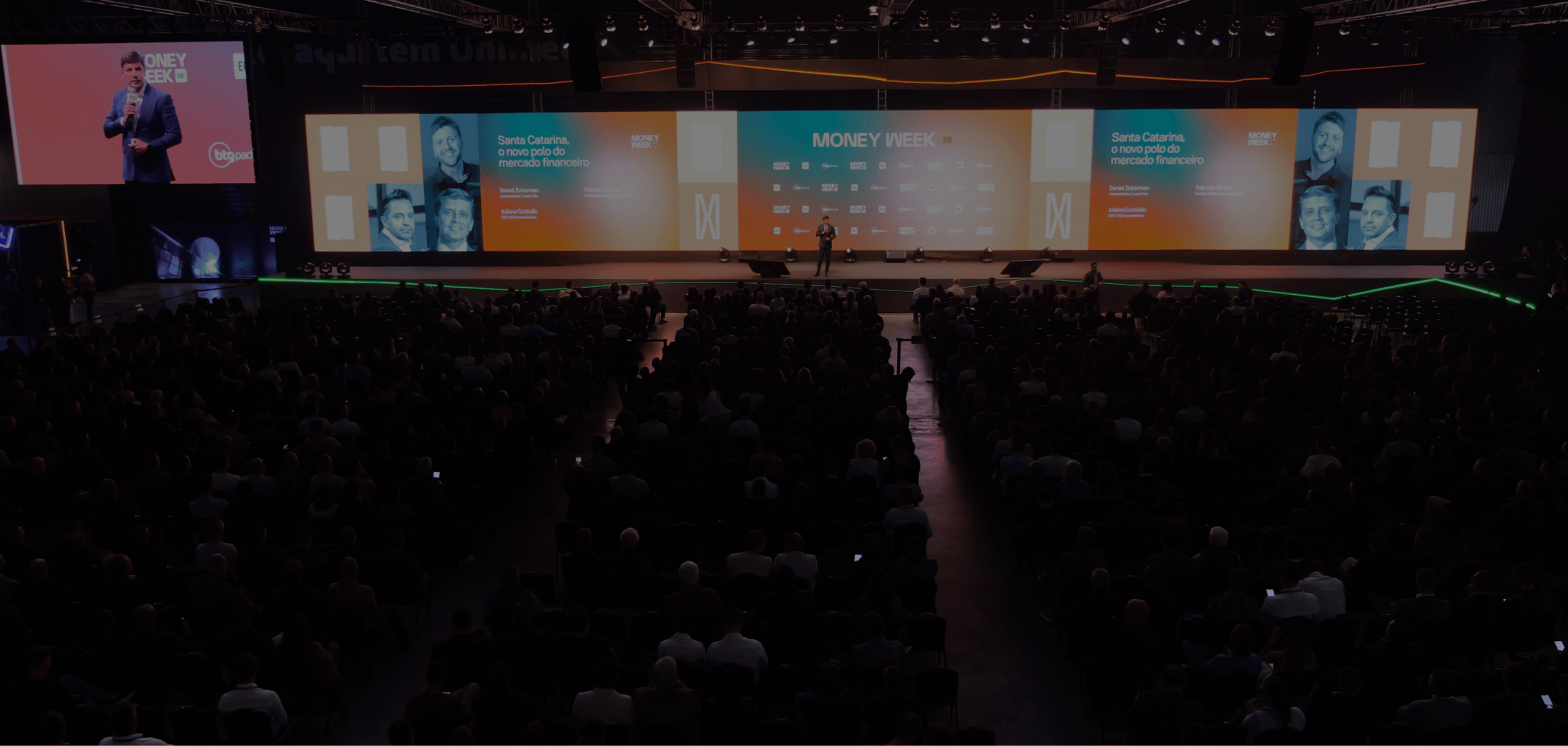 imagem de fundo, com foco no palco da moneyweek