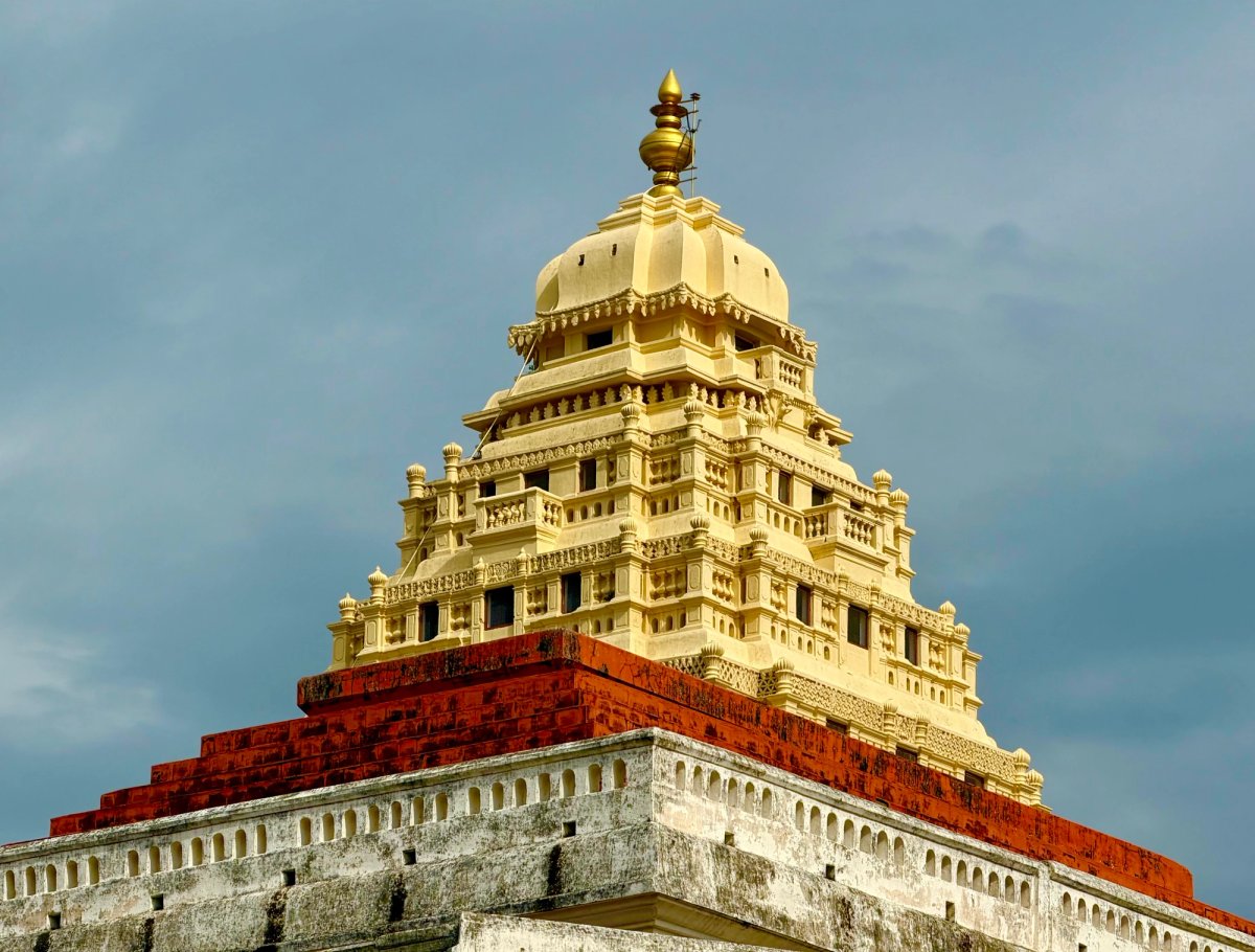 Did you know this 7-story tower used to house a mechanical bell that announced the time across the city? A beautiful blend of Nayak and Maratha engineering!