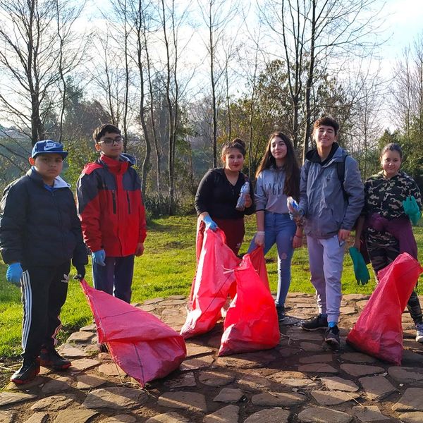 Grupo de prejóvenes limpiando un parque