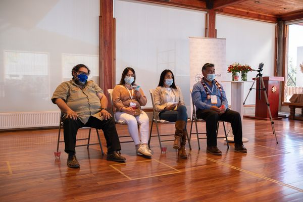 Panelistas durante el conversatorio sobre pueblos originarios