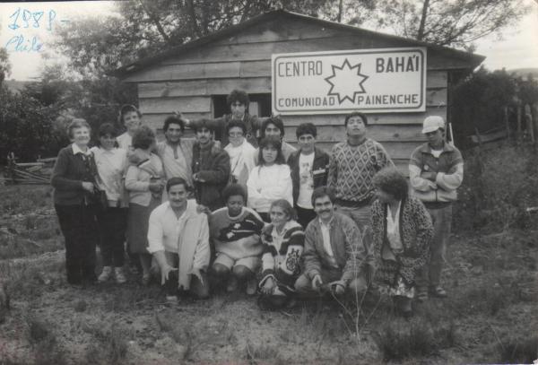 Comunidad bahá’í de Painenche reunida frente a su centro, Chile