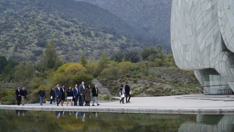 Autoridades de gobierno junto a representantes de la comunidad bahá’í durante la visita a la Casa de Adoración