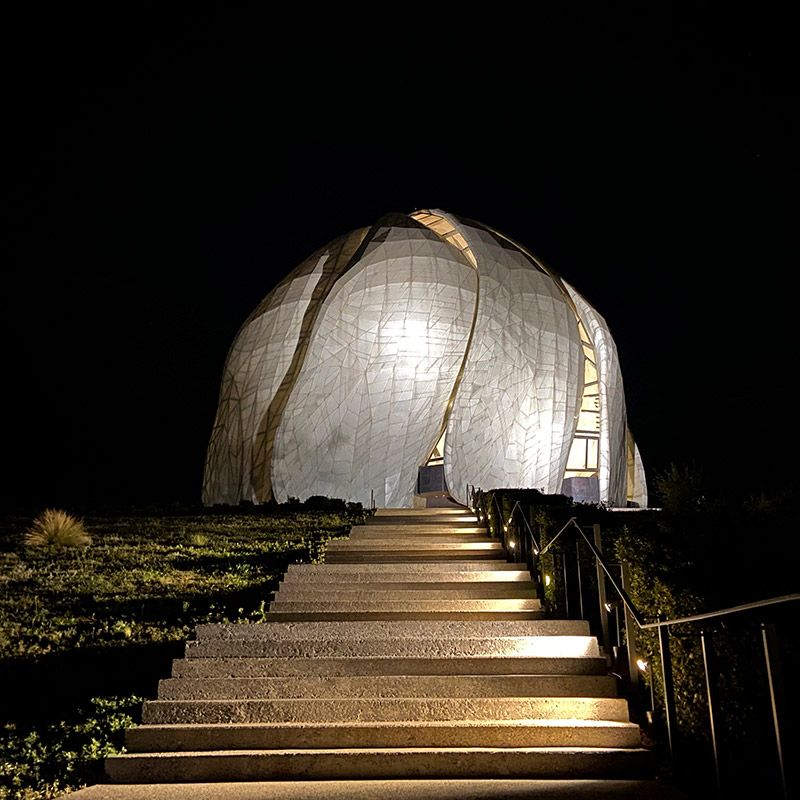 Templo bahai luces de noche aiecc