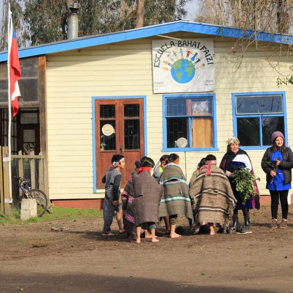 Estudiantes y comunidad frente a la Escuela Bahá’í Faizi en La Araucanía