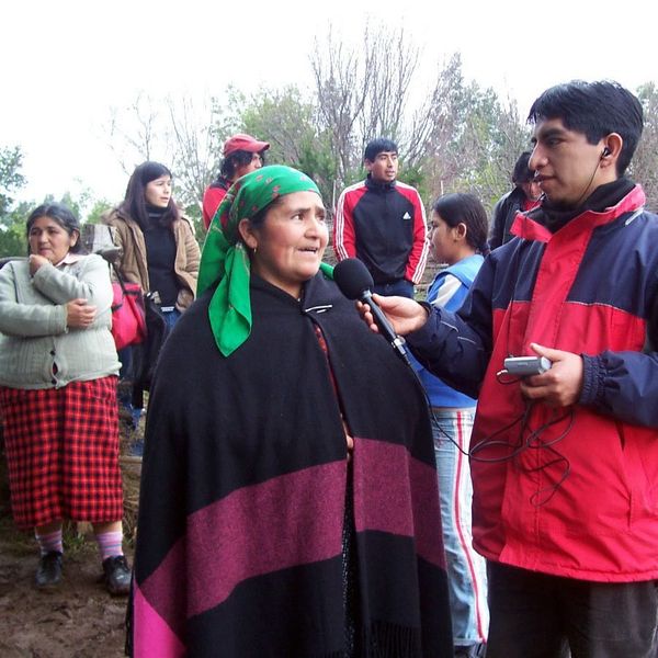 Joven de Radio Bahá’í entrevista a una mujer mapuche en una comunidad rural de La Araucanía