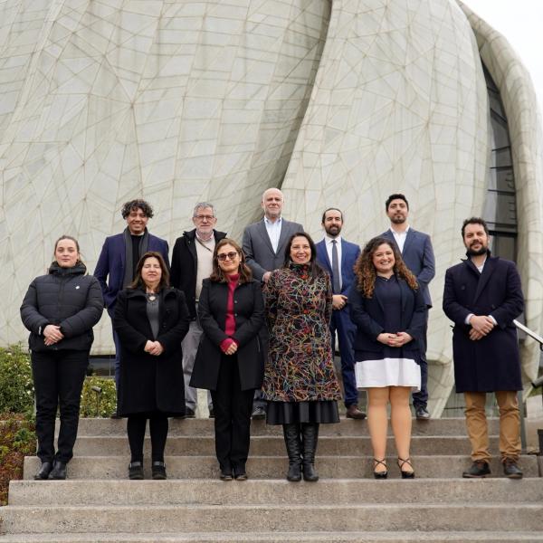 El Ministro Secretario General de la Presidencia, Álvaro Elizalde, y la Subsecretaria Macarena Lobos durante su visita a la Casa de Adoración Bahá’í de Sudamérica
