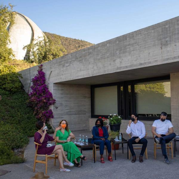 Afiche del panel 'De la injusticia y segregación social, a un nuevo modelo de ciudades pensadas en lo humano'
