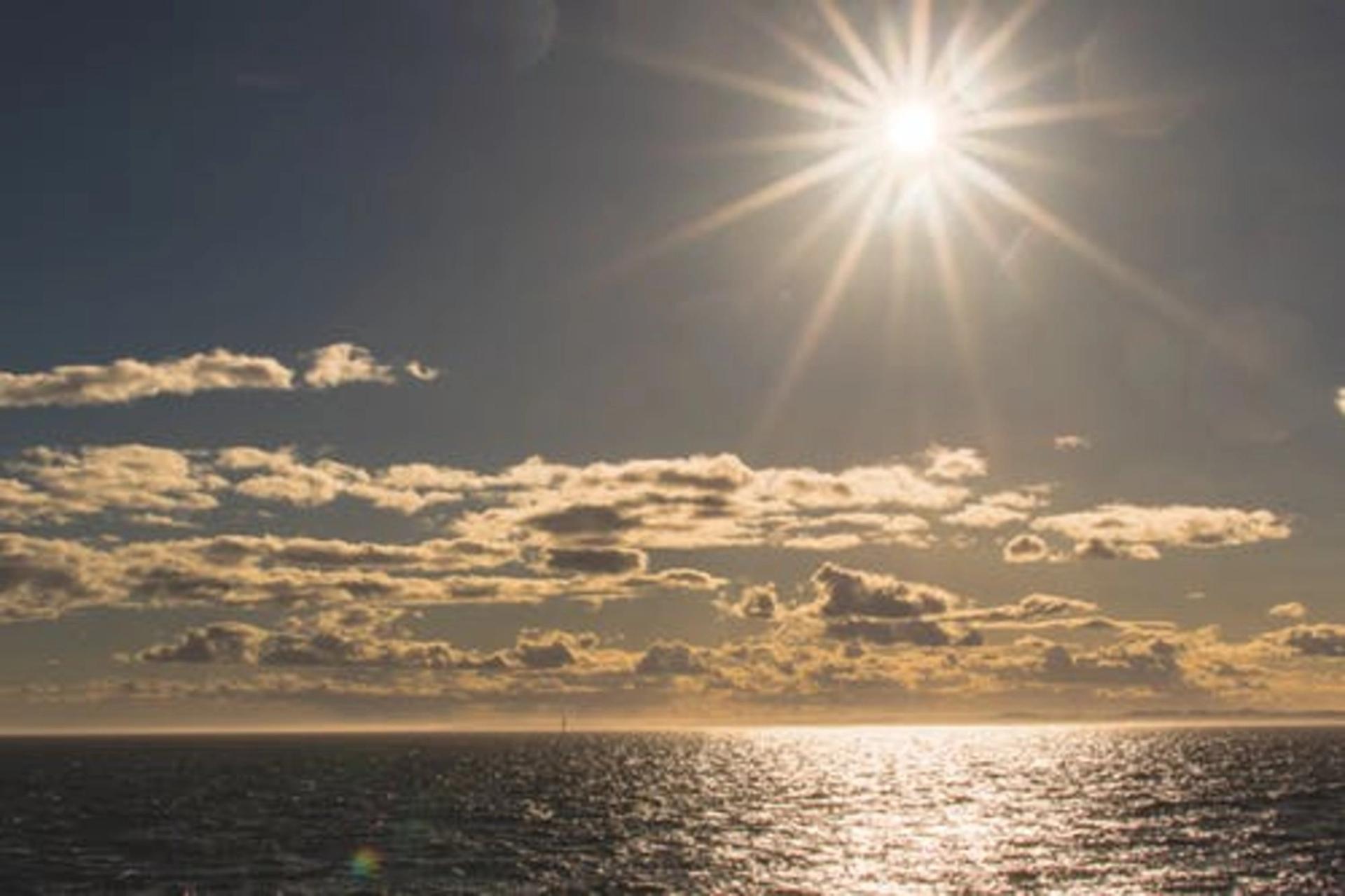 El sol resplandeciente sobre el mar al atardecer