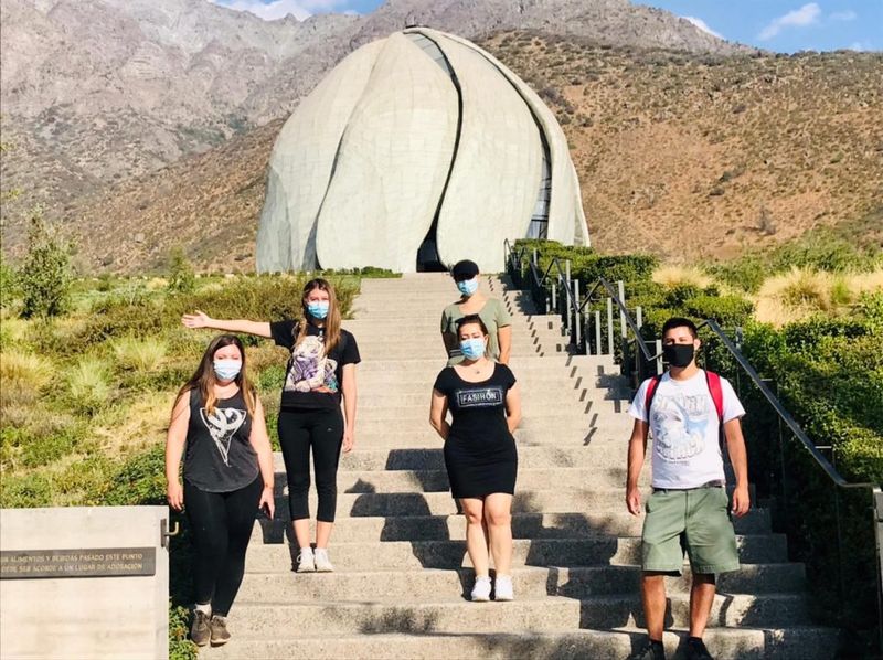 Grupo de visitantes en el Templo Bahá’í durante el plan piloto de reapertura