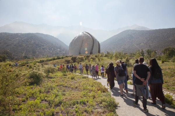 Niños y familias caminan juntos por un sendero rumbo al Templo