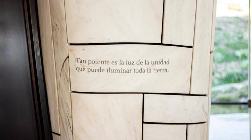 Inscripción en el mármol del Templo: «Tan potente es la luz de la unidad que puede iluminar toda la tierra»