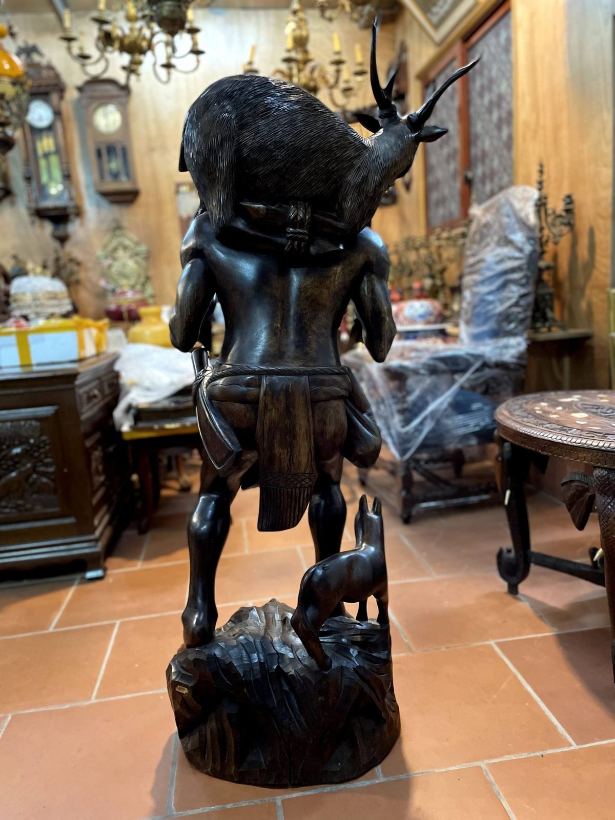 Tượng gỗ chàng thợ săn – ảnh 9