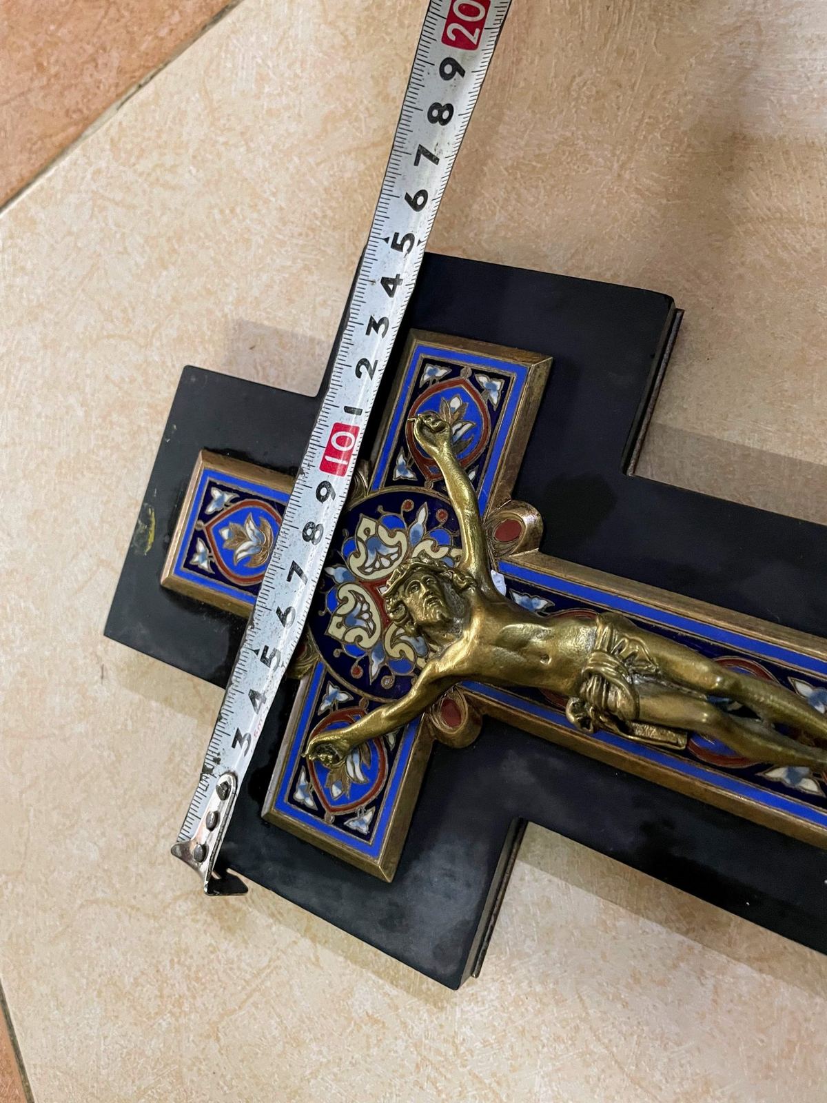 Cây thánh giá bằng đồng pháp lam trên nền đá đen – ảnh 3